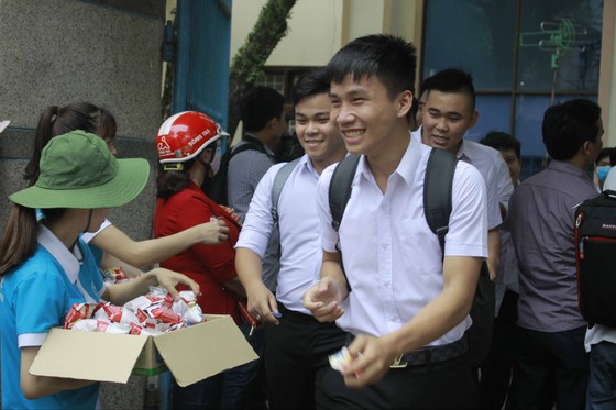 Quảng Ngãi: Mang điện thoại vào phòng thi, 1 thí sinh bị đình chỉ ảnh 1