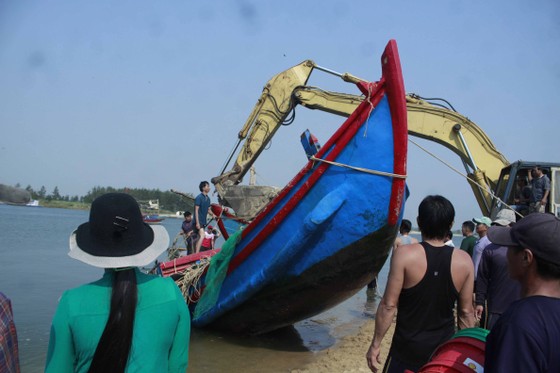 Hàng trăm người dân trục vớt 2 chiếc tàu do sóng đánh chìm ảnh 6