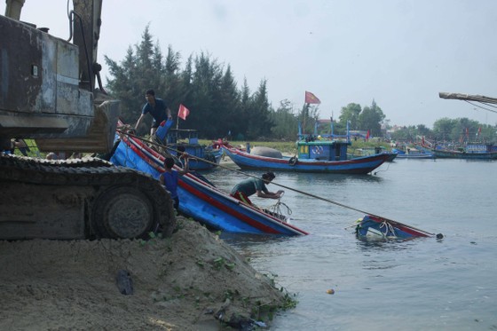 Hàng trăm người dân trục vớt 2 chiếc tàu do sóng đánh chìm ảnh 4