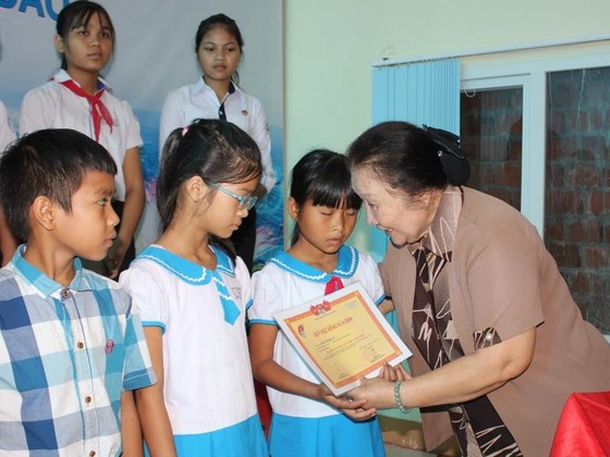 Trao 160 suất học bổng cho học sinh dân tộc thiểu số và con ngư dân ảnh 1