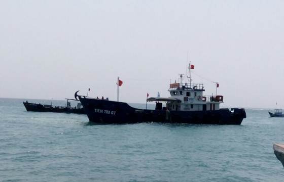 Quảng Ngãi: Tàu Tiên tri 07 đã đưa 30.000 lít xăng đến đảo Lý Sơn ảnh 1