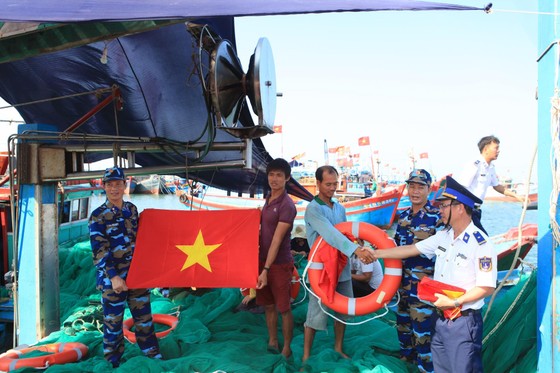 Cảnh sát biển thăm và tặng quà cho ngư dân đảo Lý Sơn ảnh 2