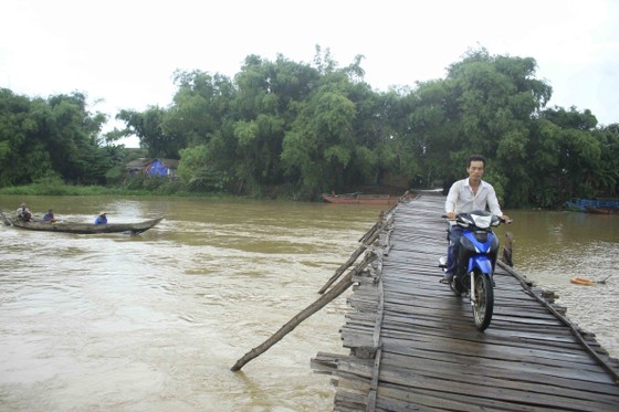 Người dân xóm 'ốc đảo' Đồng Min chèn chống để giữ cầu ảnh 7