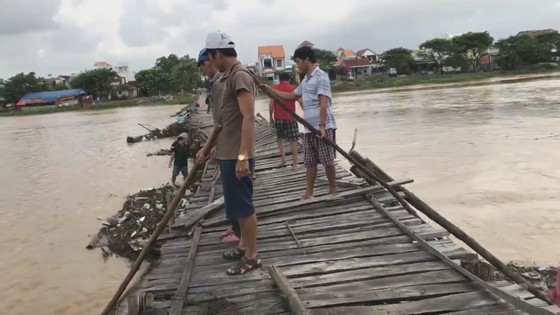 Người dân xóm 'ốc đảo' Đồng Min chèn chống để giữ cầu ảnh 1