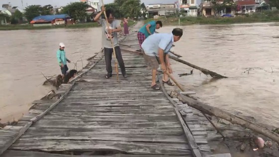 Người dân xóm 'ốc đảo' Đồng Min chèn chống để giữ cầu ảnh 5