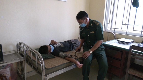 Quảng Ngãi: Cứu sống một ngư dân trôi dạt 12 giờ trên biển ảnh 1
