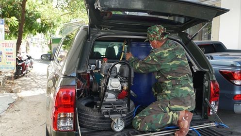 Quảng Ngãi: Phun tiêu độc khử trùng nơi bệnh nhân 419 sinh sống ảnh 1