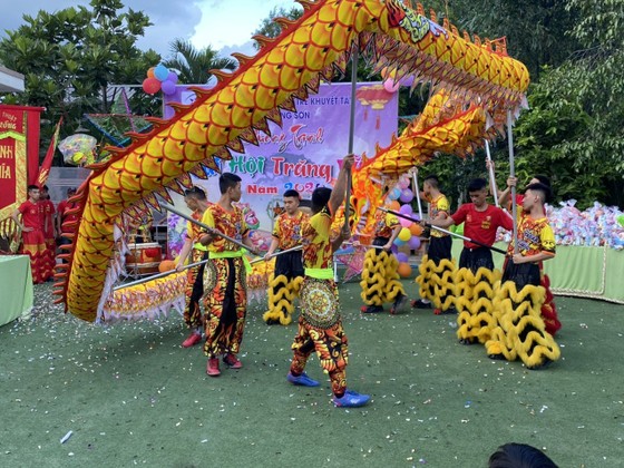 Trung thu đến với các em Trung tâm Nuôi dạy trẻ khuyết tật Võ Hồng Sơn ảnh 4