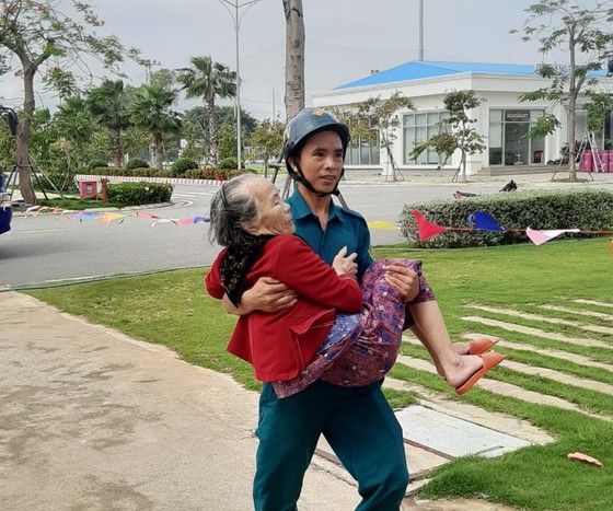 Căng mình ứng phó bão số 9 ảnh 3