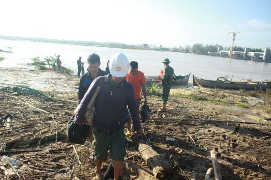 Cảnh cáo các nhà thầu để công nhân mắc kẹt giữa sông Trà Khúc trong bão số 9 ảnh 1