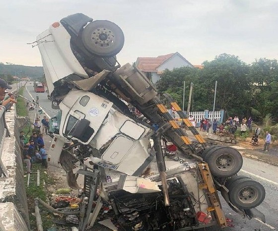 Quảng Ngãi: Tránh ổ gà, xe container lật nghiêng rơi xuống đường ảnh 2