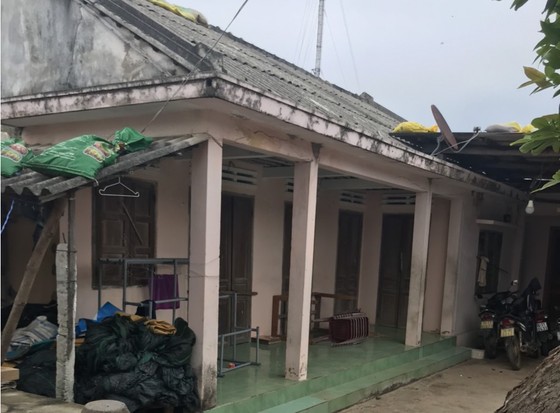 Di dời dân, chằng chống nhà cửa trước cơn bão số 13 ảnh 22