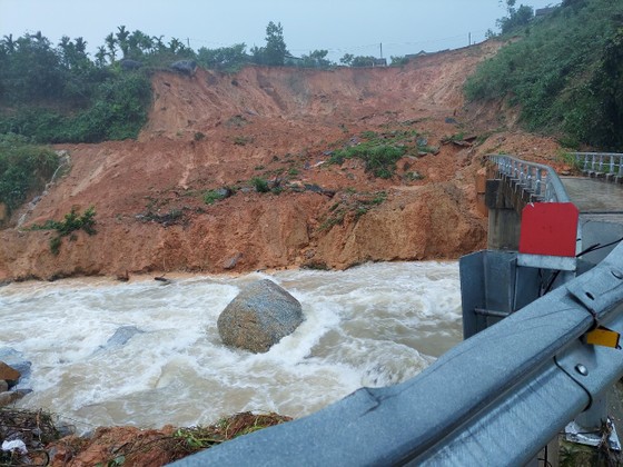 Tiếp tục sạt lở ở Quảng Ngãi, di dời dân khẩn cấp ảnh 2
