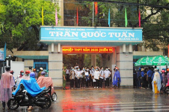 Vì sao Quảng Ngãi thu hồi 3,5 tỷ đồng khen thưởng học sinh? ảnh 1