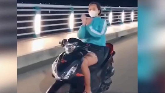 Quảng Ngãi: Cô gái trong clip thả tay lái 'múa quạt' bị phạt 7,4 triệu đồng ảnh 1