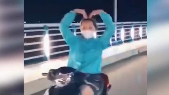 Quảng Ngãi: Cô gái trong clip thả tay lái 'múa quạt' bị phạt 7,4 triệu đồng ảnh 2