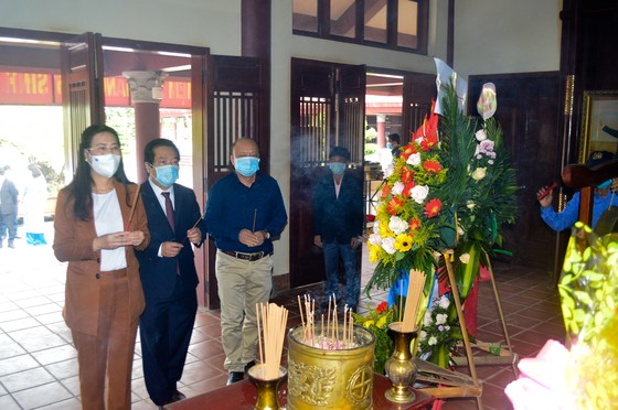 Dâng hương kỷ niệm 115 năm ngày sinh cố Thủ tướng Phạm Văn Đồng ảnh 1