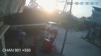 Khoảnh khắc camera ghi lại vụ tai nạn đường sắt làm 3 người thương vong ở Quảng Ngãi ảnh 1