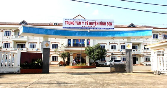 Quảng Ngãi: 2/8 cán bộ đi cùng chuyến bay với ca bệnh mắc Covid-19 âm tính lần 1 SARS-CoV-2 ảnh 1