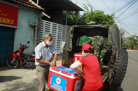 Nấu cơm và hỗ trợ thực phẩm cho người dân yên tâm cách ly phòng chống Covid-19 ảnh 1
