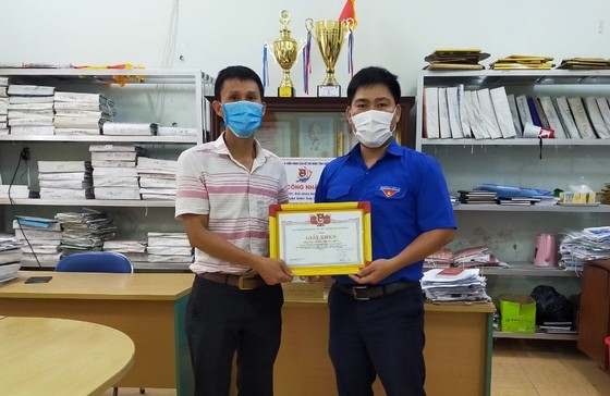 Khen thưởng giáo viên Tổng phụ trách Đội dũng cảm cứu người đuối nước ảnh 1