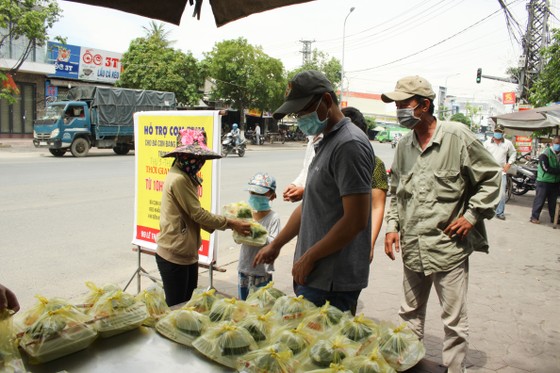 Quảng Ngãi: Hàng trăm suất cơm phát miễn phí cho người khó khăn ảnh hưởng bởi dịch Covid-19 ảnh 2