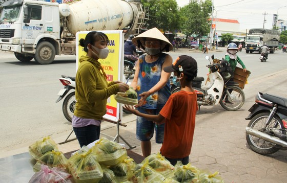 Quảng Ngãi: Hàng trăm suất cơm phát miễn phí cho người khó khăn ảnh hưởng bởi dịch Covid-19 ảnh 1