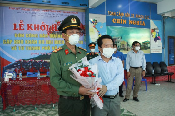 10 xe ô tô khách xuất phát từ Quảng Ngãi vào TPHCM đón người dân về quê ảnh 2