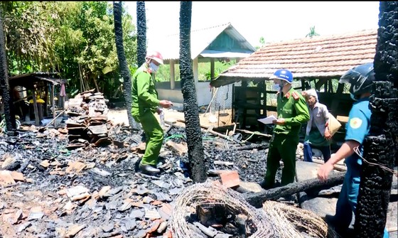 Quảng Ngãi: một nhà sàn bị lửa thiêu rụi, thiệt hại trên 300 triệu đồng ảnh 1