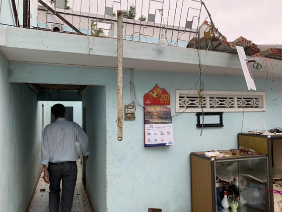 Quảng Ngãi: Lốc xoáy làm nhà dân ven biển bị tốc mái, ngã đổ cây ảnh 4
