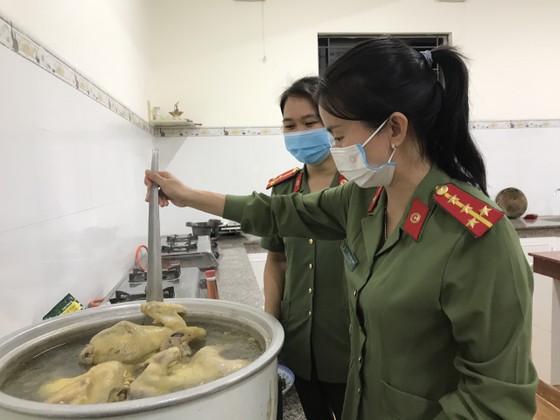 'Bếp đêm chiến sĩ' hỗ trợ suất ăn cho lực lượng tuyến đầu chống dịch Covid-19 ảnh 2