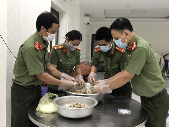 'Bếp đêm chiến sĩ' hỗ trợ suất ăn cho lực lượng tuyến đầu chống dịch Covid-19 ảnh 3