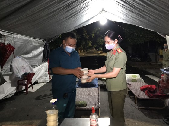 'Bếp đêm chiến sĩ' hỗ trợ suất ăn cho lực lượng tuyến đầu chống dịch Covid-19 ảnh 4