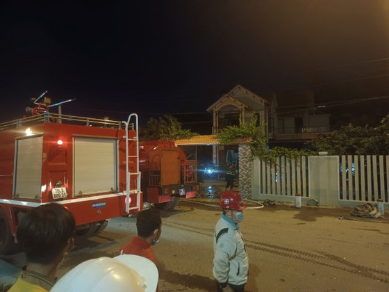 Quảng Ngãi: Cháy lớn ở cơ sở thu mua phế liệu ảnh 4