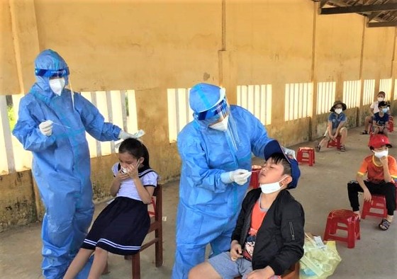 Quảng Ngãi: Vừa học trực tiếp được nửa tháng, 117 học sinh và giáo viên phải đi cách ly ảnh 1
