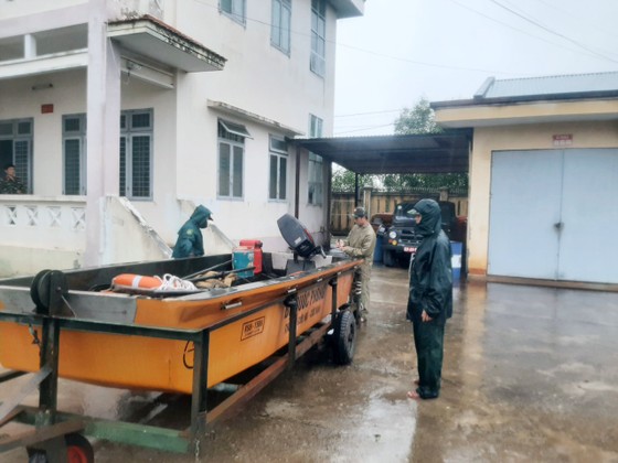 Quảng Ngãi di dời, sơ tán hơn 800 hộ trong vùng bị ngập sâu, nguy cơ sạt lở ảnh 1