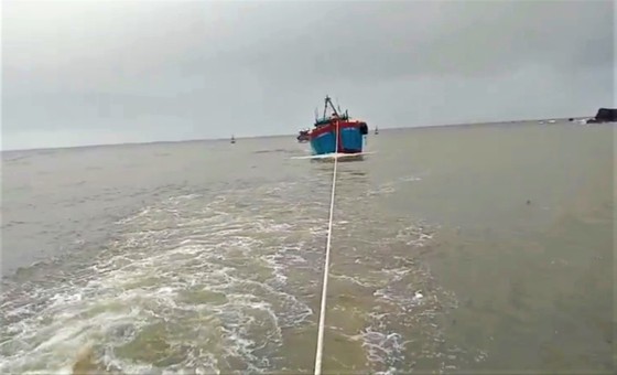 Quảng Ngãi di dời, sơ tán hơn 800 hộ trong vùng bị ngập sâu, nguy cơ sạt lở ảnh 4