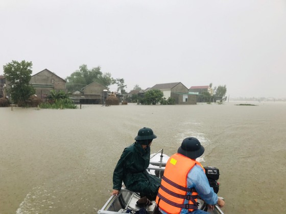Quảng Ngãi: Mưa lớn, nhiều nơi ngập nặng, sạt lở ảnh 3