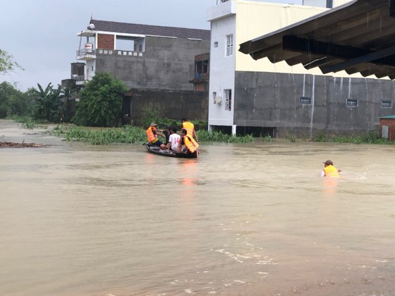 Quảng Ngãi: Mưa lớn, nhiều nơi ngập nặng, sạt lở ảnh 1