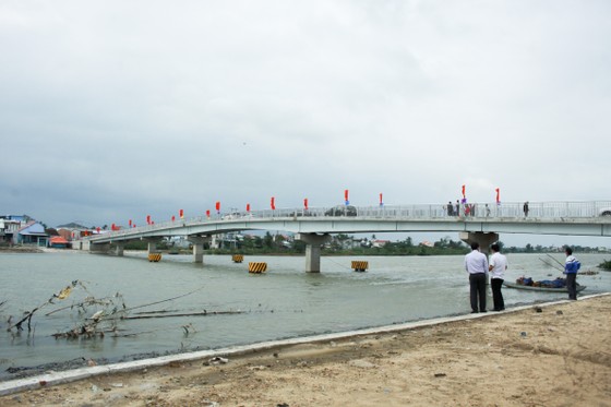 Quảng Ngãi: Đưa vào sử dụng cầu Đông Yên 3, nối liền đôi bờ sông Trà Bồng ảnh 2
