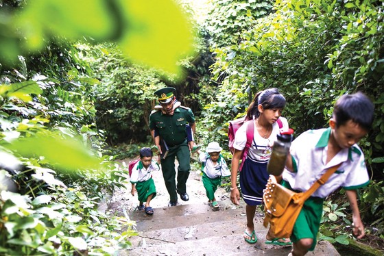 Tôn vinh các chiến sĩ bộ đội biên phòng đang làm công tác “gieo chữ” ảnh 1