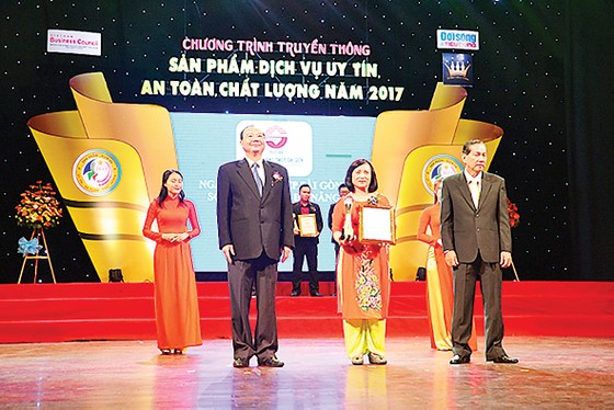 SCB nhận giải thưởng “Top 100 sản phẩm - dịch vụ uy tín, an toàn, chất lượng năm 2017” ảnh 1