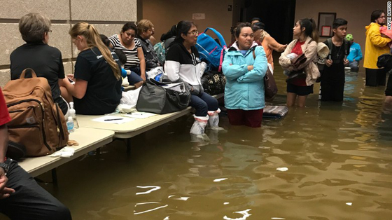 Siêu bão Harvey trút xuống Texas 34.000 tỷ lít nước ảnh 2