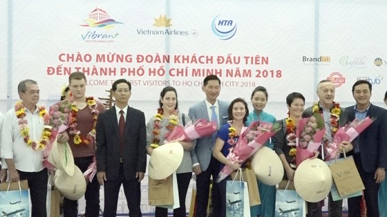 Nhiều đoàn khách quốc tế "xông đất" du lịch Việt Nam ngày đầu năm 2018 ảnh 2