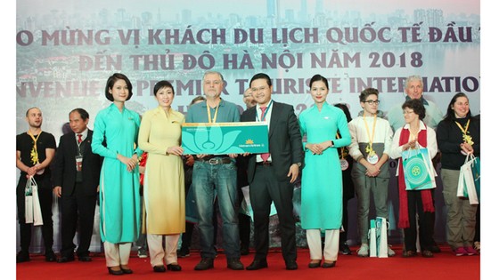 Nhiều đoàn khách quốc tế "xông đất" du lịch Việt Nam ngày đầu năm 2018 ảnh 1