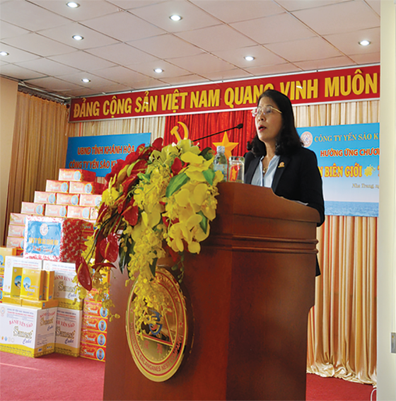 Công ty Yến sào Khánh Hòa trao tặng quà “Xuân biên giới - Tết hải đảo” đến Trường Sa ảnh 4