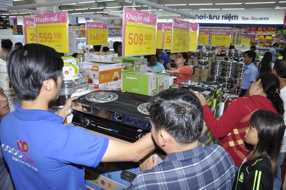 Siêu thị Co.opmart Hồng Ngự tấp nập khách nhờ giảm giá mạnh ảnh 2