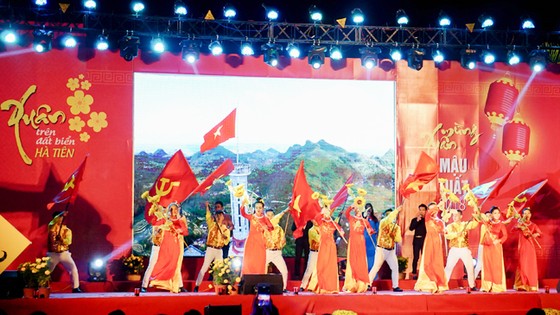 "Xuân trên đất biển Hà Tiên" - Chương trình nghệ thuật chào mừng thị xã Hà Tiên tròn 20 tuổi ảnh 1