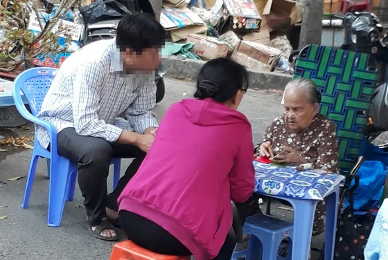 Bát nháo ăn xin, bói toán dịp tết ảnh 1