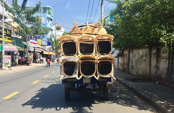 Xe chở hàng thuê thiếu an toàn ảnh 1